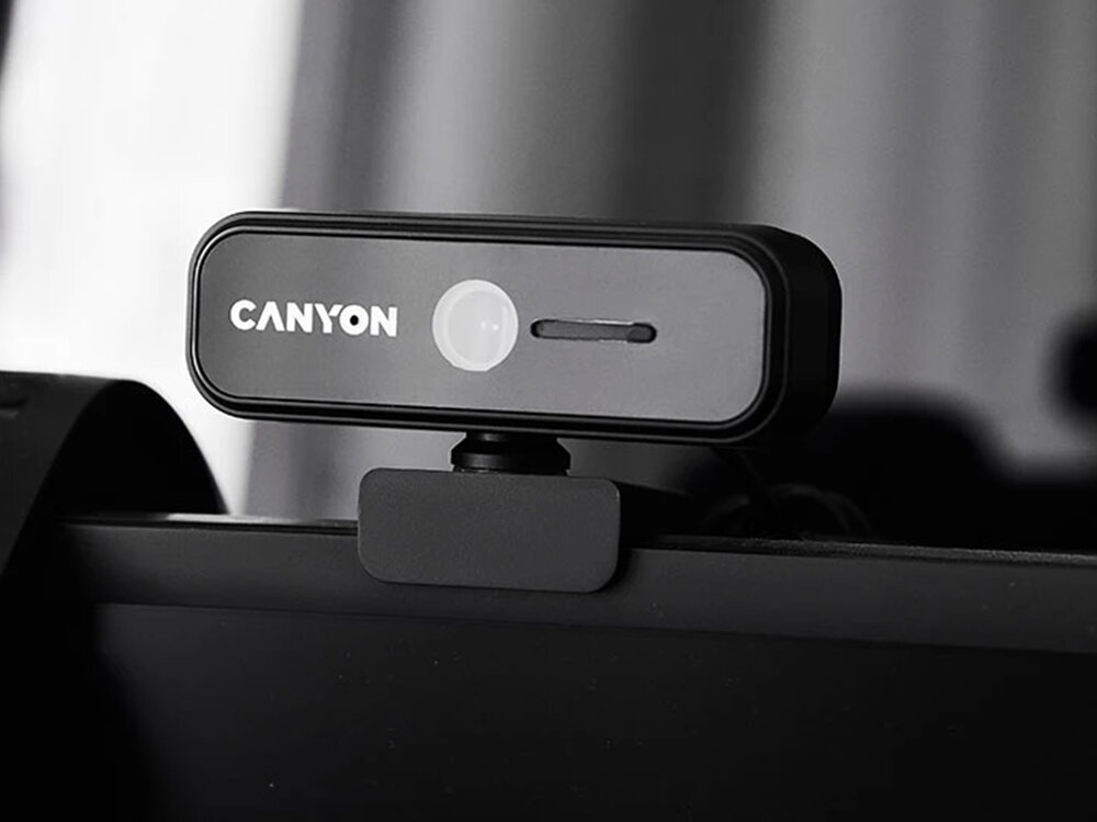 Kamera CANYON C2N USB-A - 1080p, obrót 360°, regulacja, uchwyt, ustawienie, Kamera internetowa na ekranie, ujęcie z bliska.