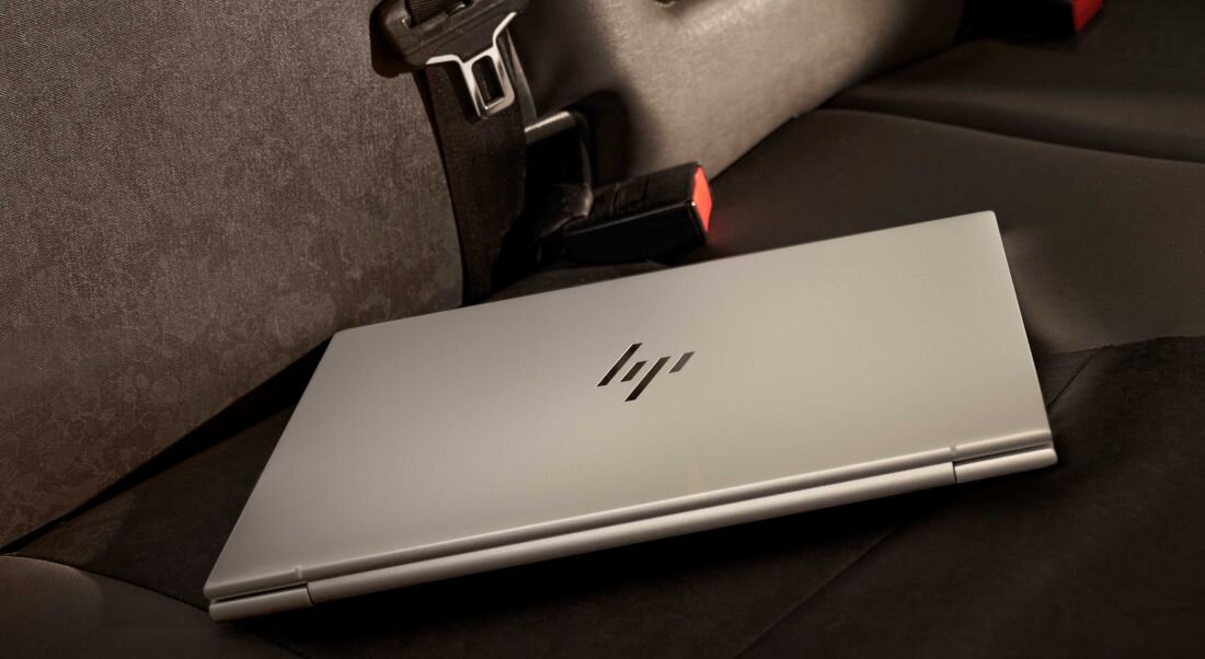 Laptop HP EliteBook 840 - HP EliteBook 840 umieszczony na fotelu samochodowym.  