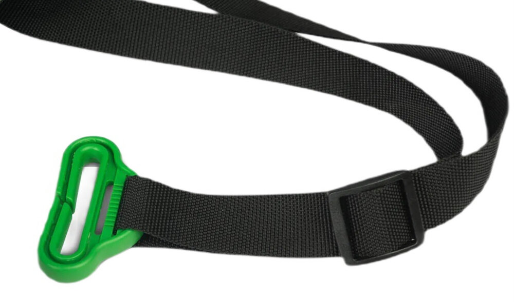 Podstawka samochodowa CARETERO Puma I-Size Beżowy zbliżenie na klamrę wbudowany zaczep klamra zabezpieczająca pas bezpieczeństwa we właściwej pozycji pas nie przesuwa się i nie uciska newralgicznych miejsc pewność poprawnego zapięcia dziecko podróżuje w stabilnej pozycji