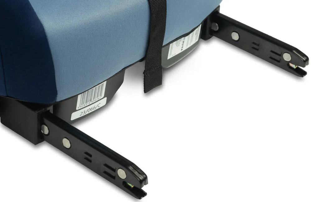 Podstawka samochodowa CARETERO Puma I-Size Granatowo-błękitny zbliżenie na zaczepy do samochodu system ISOFIX szybkie i pewne zamocowanie podstawki stabilność siedziska i wygoda użytkowania na co dzień