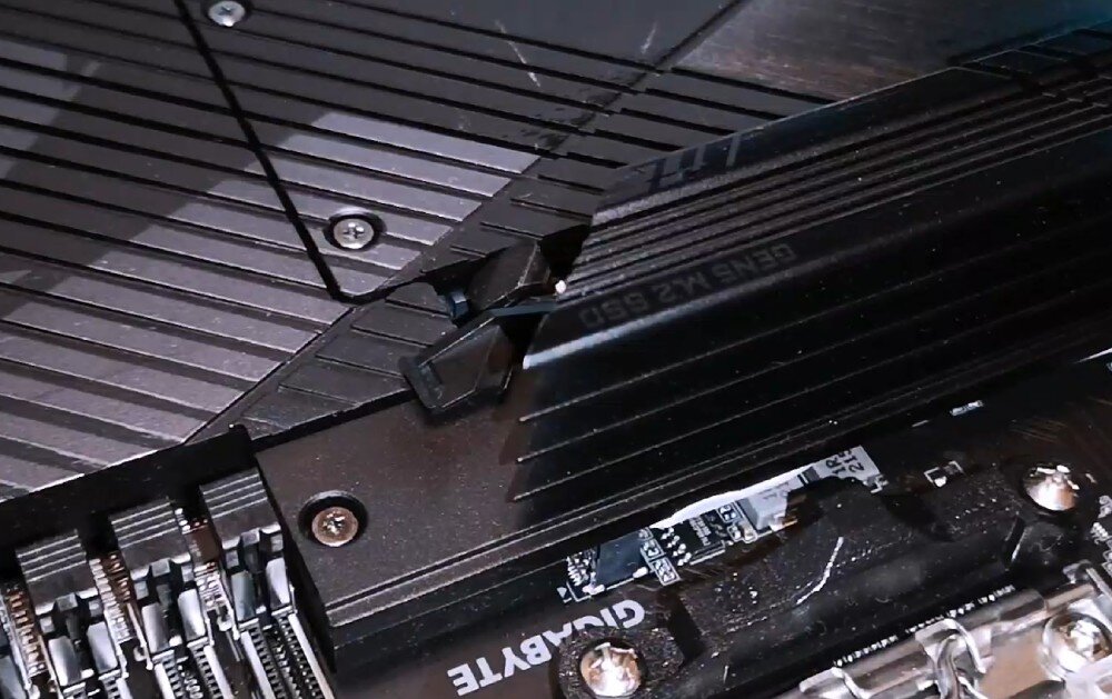 Płyta główna GIGABYTE Z790 Eagle AX Zbliżenie na mechanizm zatrzaskowy przy gnieździe karty rozszerzeń