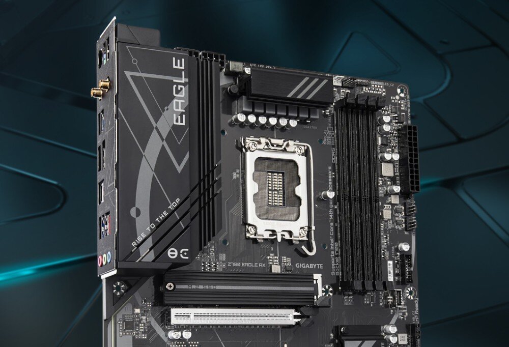 Płyta główna GIGABYTE Z790 Eagle AX Widok z profilu na system chłodzenia sekcji zasilania i osłonę portów