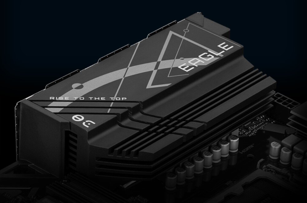 Płyta główna GIGABYTE Z790 Eagle AX Zbliżenie na radiator z geometrycznym wzorem i napisem 'EAGLE'