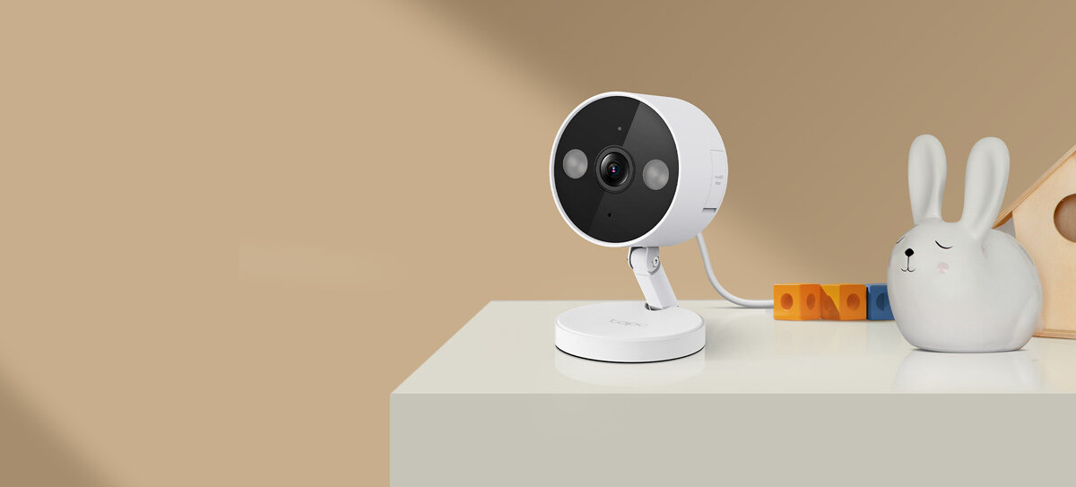 Kamera TP-LINK Tapo C120 - Dom pod stałą ochroną, kamera stojąca na komodzie