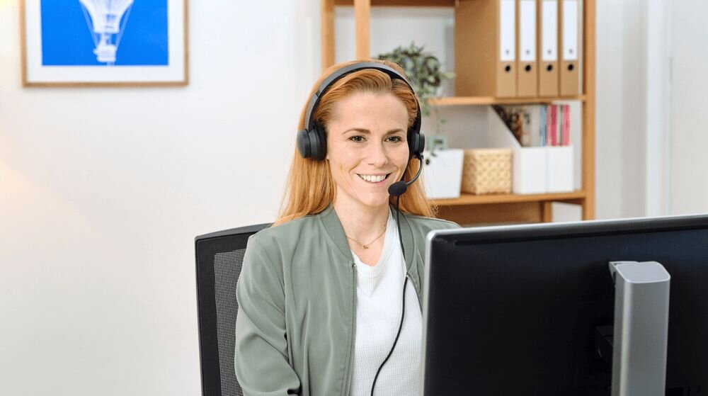 Słuchawki TRUST Ayda USB-C pokrętło głośności wyciszenie mikrofonu, osoba z założonymi słuchawkami