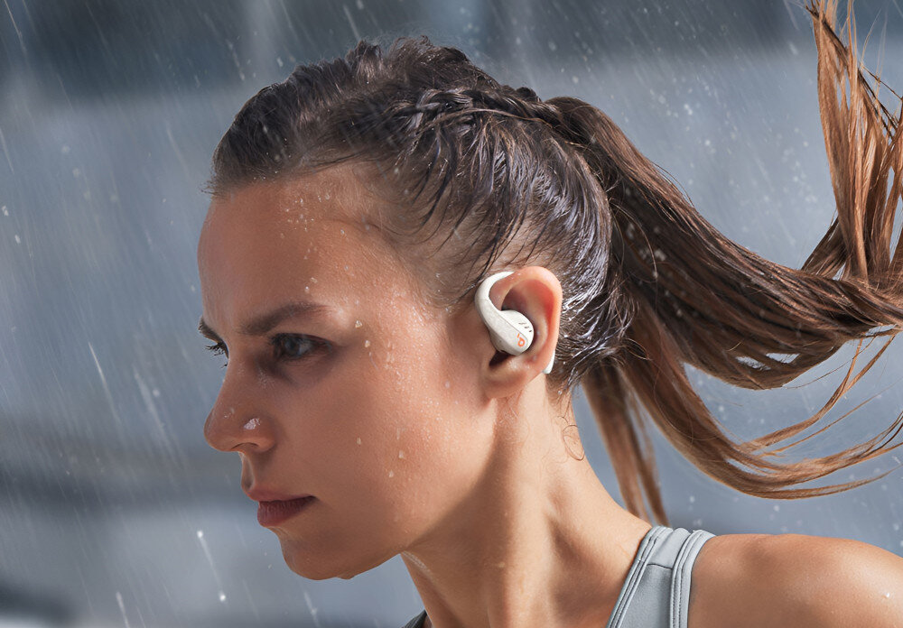 Słuchawki powietrzne SOUNDCORE Aerofit Pro Open-Ear - Wygodne i lekkie noszenie, kobieta z założonymi słuchawkami