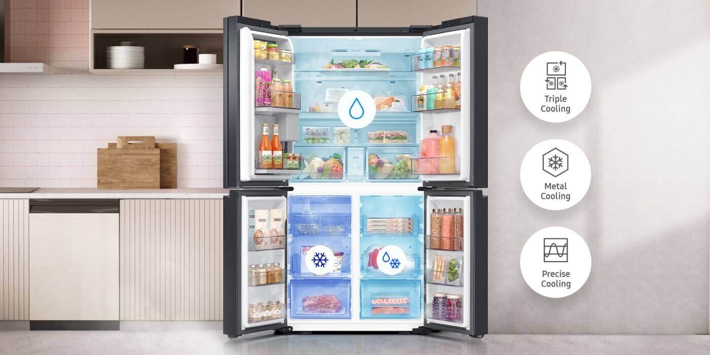 Otwarta lodówka z widocznymi półkami wypełnionymi różnorodnymi produktami spożywczymi. Obok lodówki znajdują się trzy ikony z napisami: \'Triple Cooling\', \'Metal Cooling\', \'Precise Cooling\'.