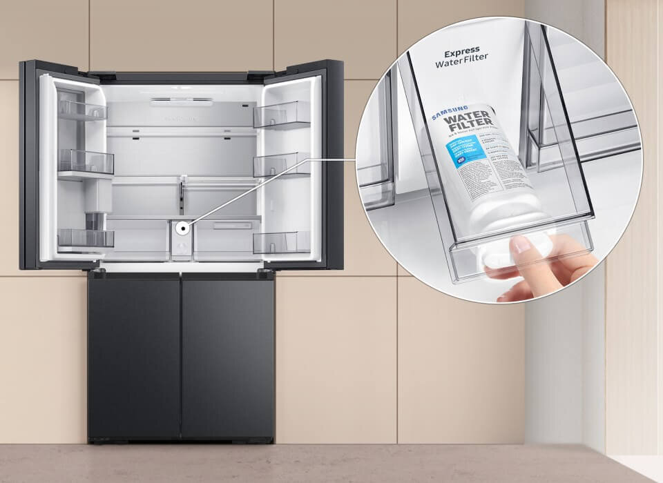 Otwarta lodówka z widocznymi półkami i pojemnikami na drzwiach. W powiększeniu pokazany jest filtr wody z napisem \'SAMSUNG WATER FILTER\'.