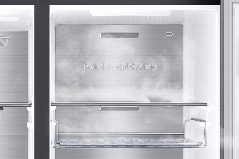 metalowy panel na tylnej ściance zapobiega wahaniom temperatury w chłodziarce gdy otwierasz drzwi metalowy panel na tylnej ściance zapobiega wahaniom temperatury w chłodziarce gdy otwierasz drzwi