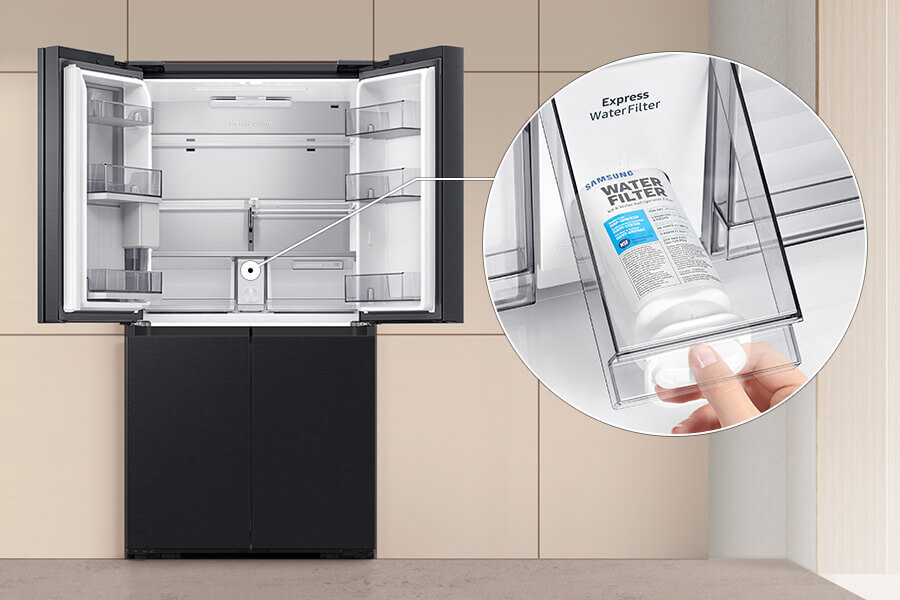 Otwarta lodówka z widocznymi półkami i pojemnikami na drzwiach. W powiększeniu pokazany jest filtr wody z napisem \'Express WaterFilter\' oraz \'SAMSUNG WATER FILTER\'.