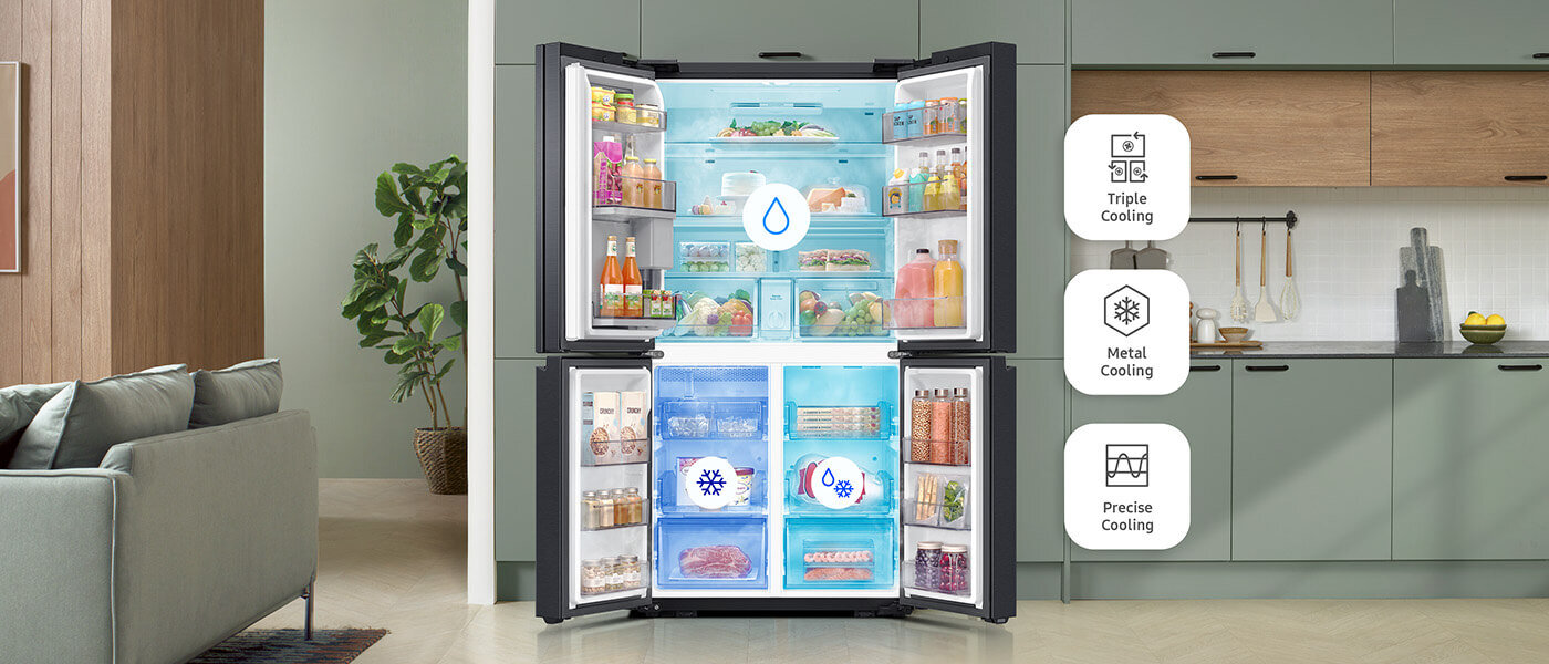 Otwarta lodówka z widocznymi półkami wypełnionymi różnymi produktami spożywczymi. Obok lodówki znajdują się ikony z napisami: \'Triple Cooling\', \'Metal Cooling\', \'Precise Cooling\'.