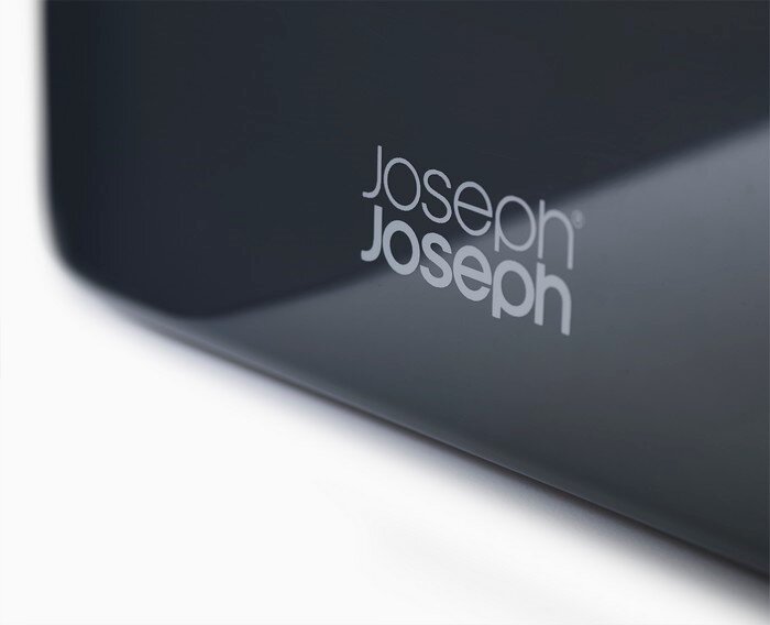 Zbliżenie na ciemną powierzchnię z widocznym logo \'Joseph Joseph\'.