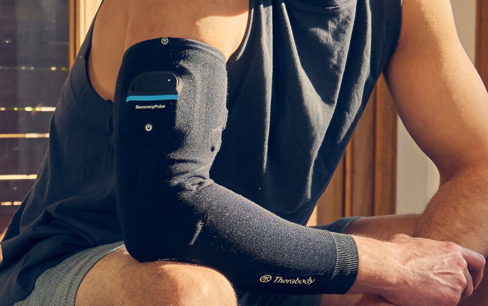 Masażer THERABODY RecoveryPulse ARM TB02760-01 Sleeve Single (rozmiar L) zastosowana technologia opatentowane silniki umieszczone na całej długości ukierunkowanie wibracji określone obszary mięśniowe