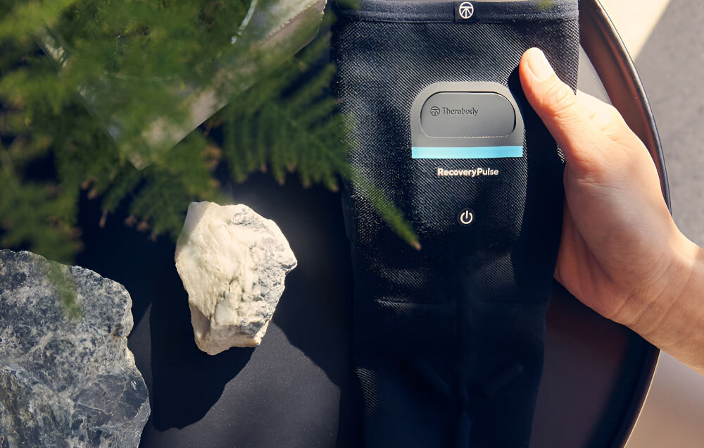 Masażer THERABODY RecoveryPulse Arm TB02756-01 (Rozmiar M) german tkanina wspomaga termoregulacje poprawa krążenia zwiększa efektywność kompresji możliwość prania w zmywarce