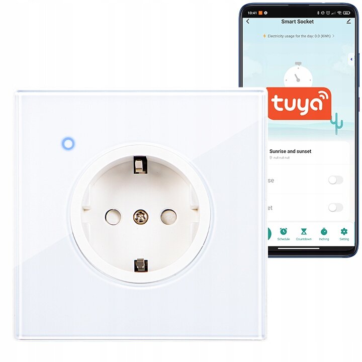 Na obrazie widoczne jest białe gniazdko podtynkowe z niebieskim wskaźnikiem LED oraz smartfon z aplikacją \'Tuya\' pokazującą zużycie energii. Na ekranie telefonu widoczny jest tekst \'Smart Socket\' oraz logo \'tuya\'.