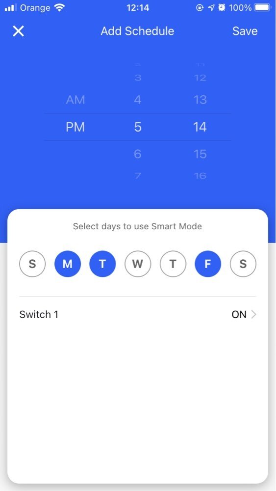 Ekran aplikacji z ustawieniami harmonogramu, z widocznymi godzinami AM i PM oraz dniami tygodnia do wyboru. Na dole widnieje napis \'Switch 1 ON\'.