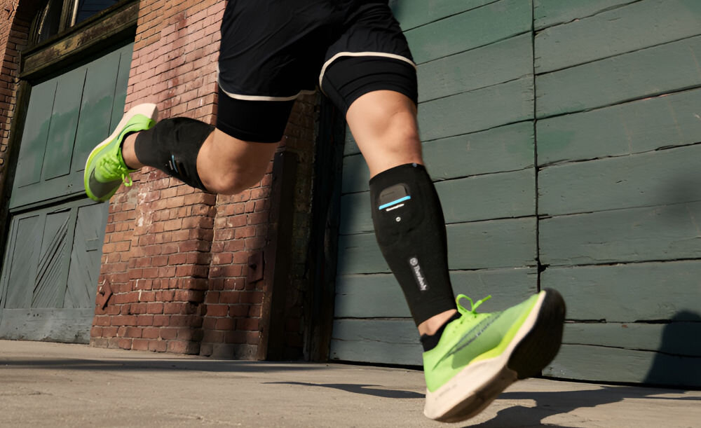 Masażer THERABODY RecoveryPluse TB02784-01 Calf Sleeve Single (rozmiar XS) rękaw kompresyjny dba o regenerację mięśni funkcja kompresji z wibracją podczerwień daleka poprawa krążenia łgodzenie bólu przyspieszony proces regeneracji skuteczne wsparcie dolegliwości mięśniowe efektywnmy powrót do formy