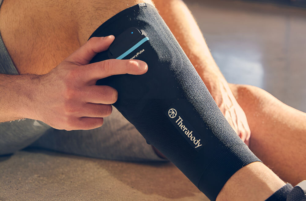 Masażer THERABODY RecoveryPluse TB02784-01 Calf Sleeve Single (rozmiar XS) wibracja kompresja specjalna tkanina FlowKnit german emitacja podczerwieni dalekiej kompleksowy system terapii szerokie korzyści wyjątkowo wszechstronny podczas pracy treningu rozciągania relaksu w domu