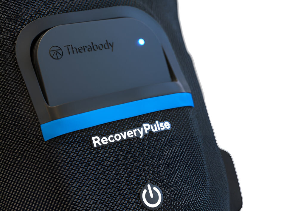 Masażer THERABODY RecoveryPluse TB02784-01 Calf Sleeve Single (rozmiar XS) wygoda uzytkowania mobilność przenośna konstrukcja wyjmowana bateria używanie wszędzie pranie w pralce wodoodporność praktyczność wygodny łatwy w utrzymaniu czystości czas pracy do 45 min komfortowe uzytkowanie wpasowuje się dynamiczny tryb życia