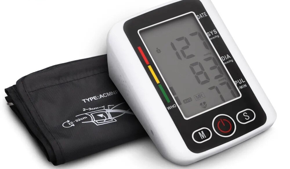 Na obrazie widoczny jest ciśnieniomierz z wyświetlaczem cyfrowym, pokazujący wartości 127, 83 i 71. Obok znajduje się mankiet z napisem \'TYPE: ACMNF\' oraz ilustracją przedstawiającą sposób zakładania.