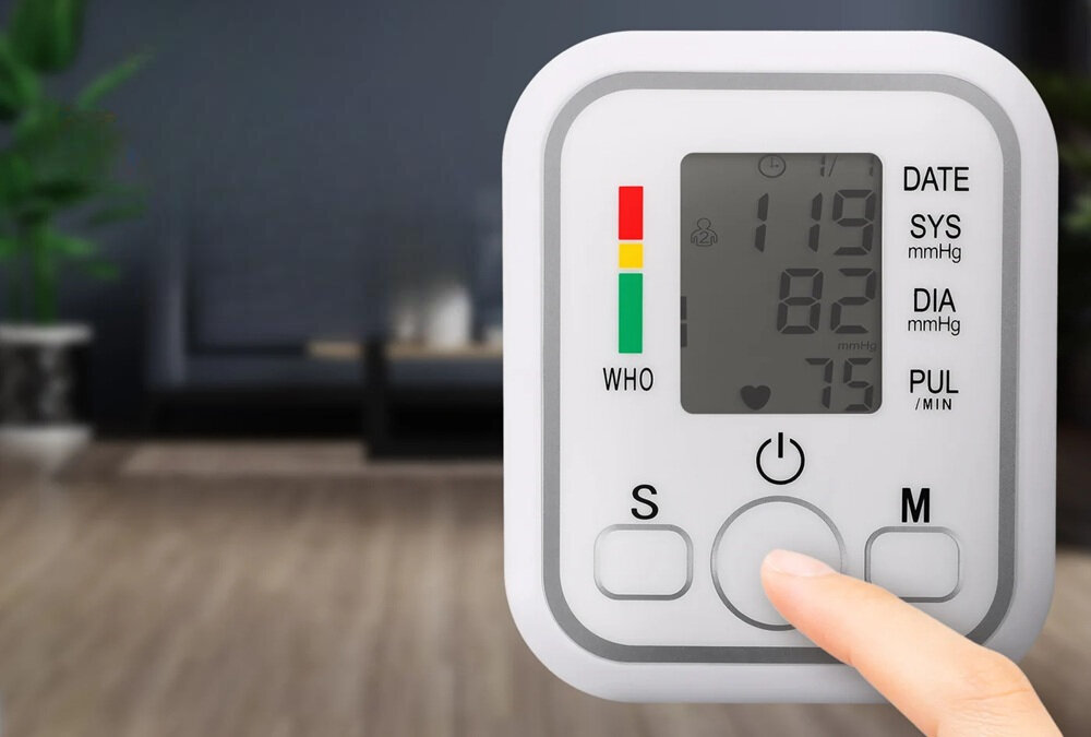Ciśnieniomierz EXTRALINK Smart Life K-4S Biały ciśnieniomierz przodem, palec na guziku, proste sterowanie