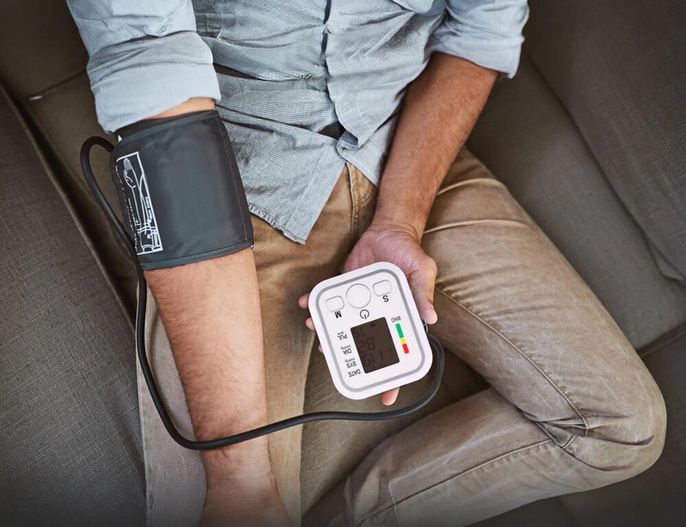 Ciśnieniomierz EXTRALINK Smart Life K-4S Biały ciśnieniomierz w użyciu, prawidłowy zapis