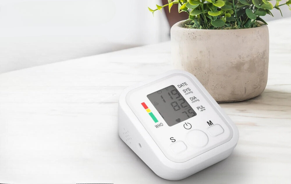 Ciśnieniomierz EXTRALINK Smart Life K-4S Biały ciśnieniomierz na blacie obok kwiatków, automatyczne pompowanie