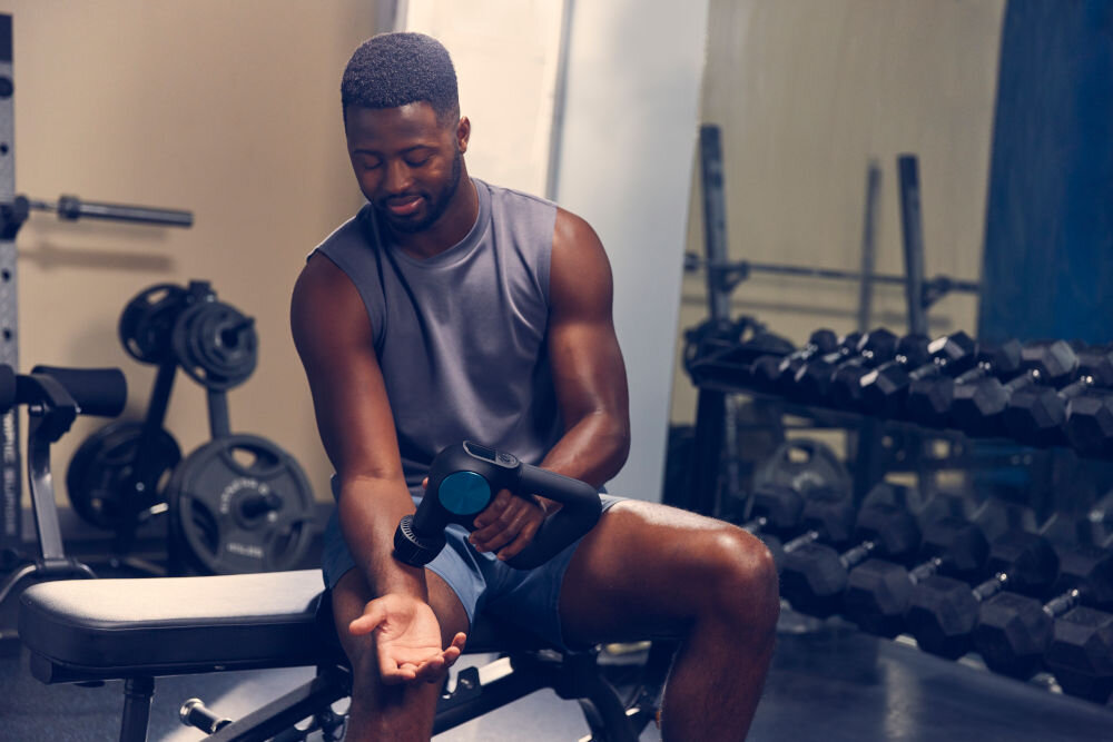 Masażer ręczny Gun THERABODY Theragun PRO Plus TG0003970-3A10 terapia regeneracja jakość bezpieczeństwo sześć różnych terapii terapia perkusyjna światłem LED wibracyjna cieplna zimna praca z oddechem wszechstronne urządzenie szerokie możliwości poprawa wydajności regeneracja ciała