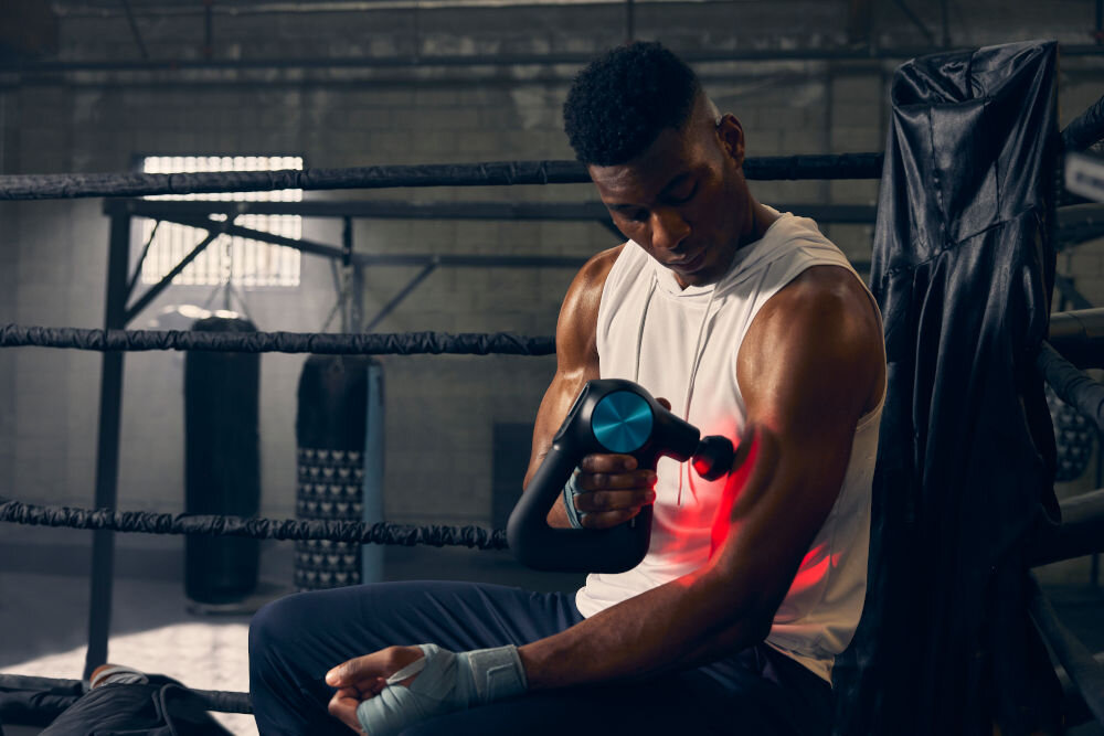 Masażer ręczny Gun THERABODY Theragun PRO Plus TG0003970-3A10 masaż perkusyjny amplituda 16 mm dotarcie do głęboko położonych mięśni zestaw 5 końcówek dostosowanie terapii redukcja napięć mięśni całego ciała masaż delikatnych wrażliwych miejsc punkty spustowe poprawa krążenia stymulowanie regeneracji płaskie powierzchnie pełna elastyczność