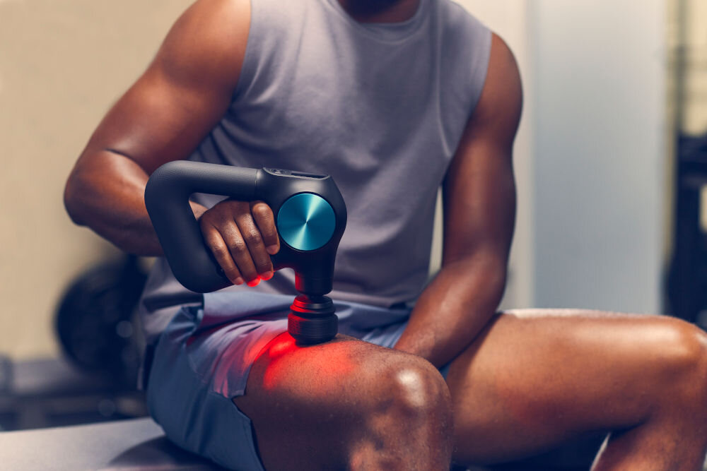 Masażer ręczny Gun THERABODY Theragun PRO Plus TG0003970-3A10 wbudowana terapia światłem LED poprawa krążenia wspomaganie naturalnych procesów regeneracji organizmu szybsze łagodzenie bólów mięśniowych i sztywności zwiększona efektywność zabiegu zrównoważone kompleksowe wsparcie