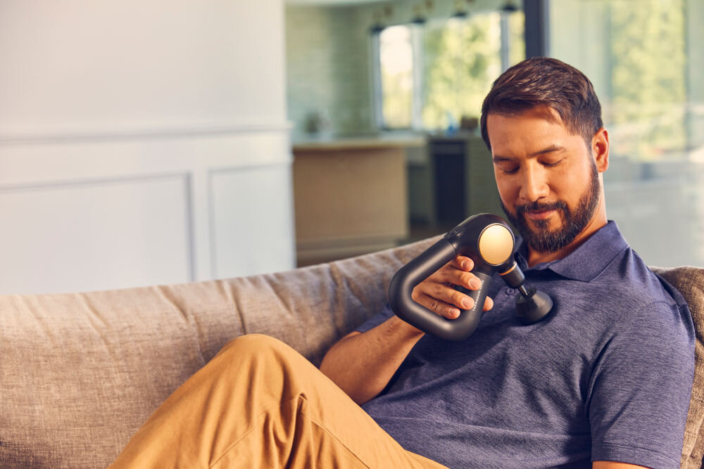 Masażer THERABODY Theragun Sense Czarny prostota efektywność wbudowany czujnik biometryczny monitorowanie tętna wizualnie przedstawione procedury terapeutyczne spersonalizowana rutyna odnowy biologicznej szybka regeneracja pełny relaks skuteczne rozwiązania terapeutyczne