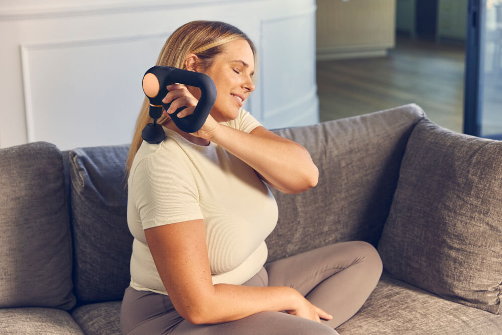 Masażer THERABODY Theragun Sense Czarny trójkątny uchwyt łatwość użytkowania wygodne sięganie do dowolnych części ciała ergonomiczny design skuteczny komfortowy masaż pełen zakres terapii