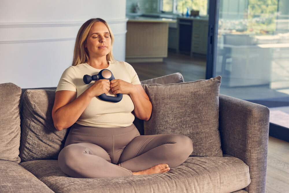 Masażer THERABODY Theragun Sense Czarny funkcja spersonalizowanego relaksu procedura Heartbeat delikatne obniżenie tętna dotykowe sygnały wibracyjne aplikacja redukcja poziomu stresu relaksujący tryb urządzenia kontrola stresu codzienna regeneracja relaks