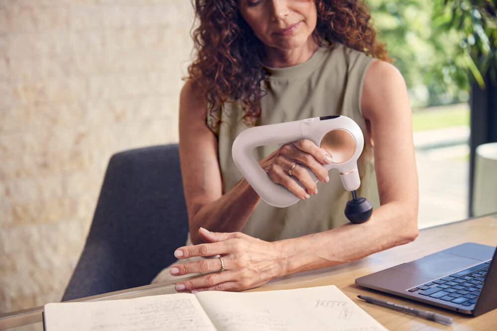 Masażer ręczny Gun THERABODY Theragun Sense TG0003972-3A20 Biały funkcja pracy z oddechem dotykowe wskazówki wibracyjne  terapia dźwiękowa relaksujące wizualizację zrelaksowanie poprawa regeneracji wsparcie lepszego snu aplikacja pełna personalizacja terapii zapisywanie ulubioch procedur