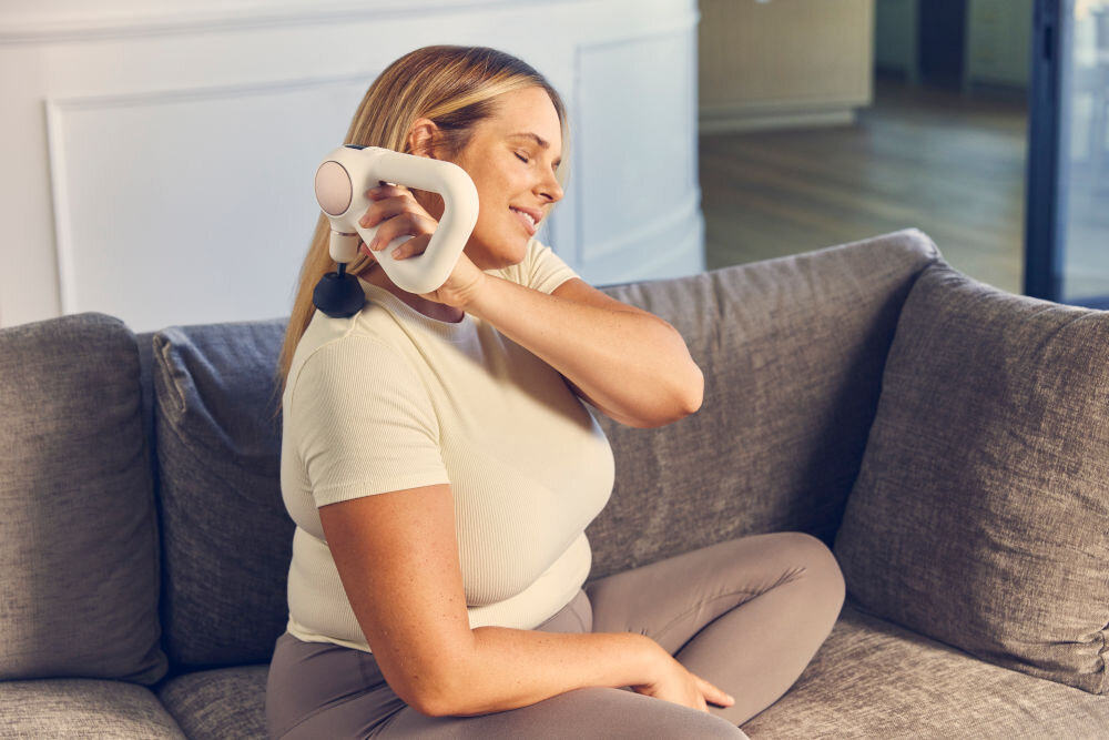 Masażer ręczny Gun THERABODY Theragun Sense TG0003972-3A20 Biały trójkątny uchwyt łatwość użytkowania wygodne sięganie do dowolnych części ciała ergonomiczny design skuteczny komfortowy masaż pełen zakres terapii 