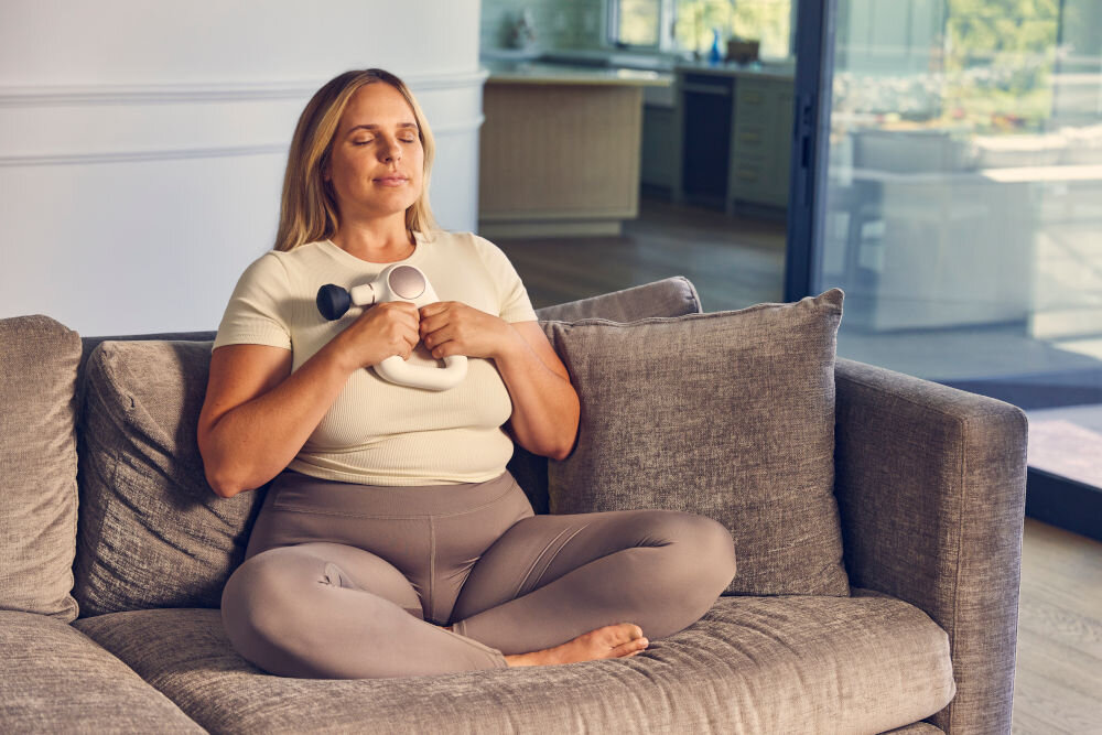 Masażer ręczny Gun THERABODY Theragun Sense TG0003972-3A20 Biały funkcja spersonalizowanego relaksu procedura Heartbeat delikatne obniżenie tętna dotykowe sygnały wibracyjne aplikacja redukcja poziomu stresu relaksujący tryb urządzenia kontrola stresu codzienna regeneracja relaks 