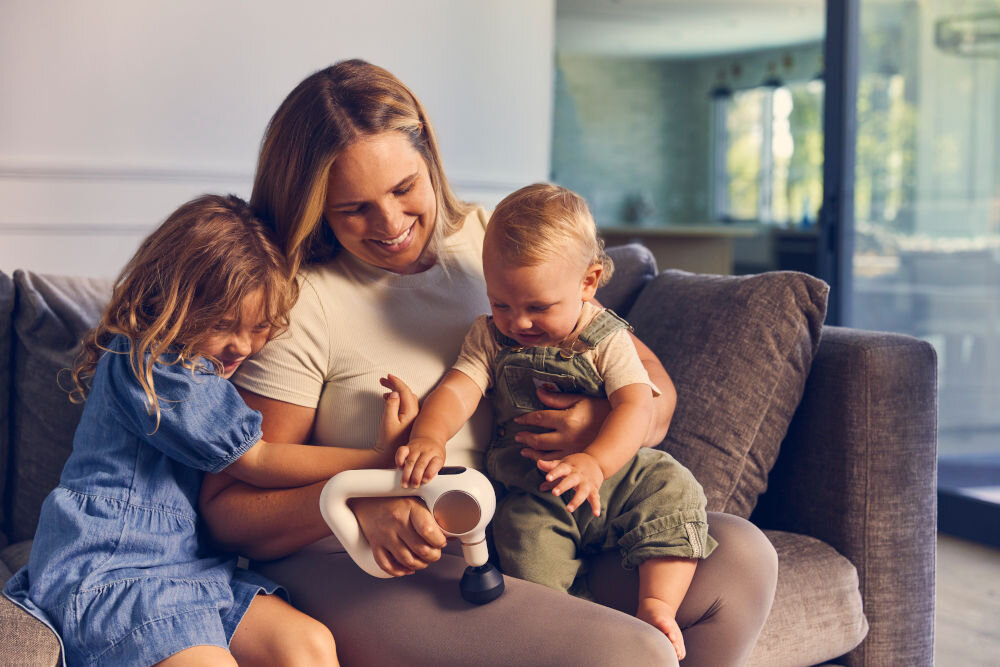 Masażer ręczny Gun THERABODY Theragun Sense TG0003972-3A20 Biały kompleksowa terapia dla ciała i umysłu masaż perkusyjny kontrolowany oddech terapia dźwiękowa pełen relaks redukcja bólu poprawa jakości snu codzienna regeneracja wsparcie dobrego samopoczucia 