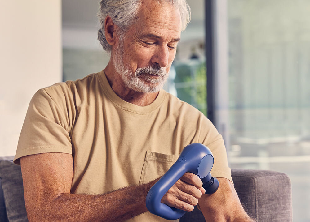 Masażer THERABODY Theragun Relief Granatowy codzienny masaż funkcjonalność praktyczna technologia perkusyjna ulga w bólach napięciach sztywność mięśniowa lekka prosta kontrukcja szybkie skuteczne rezultaty codzienne utrzymanie zdrowego samopoczucia