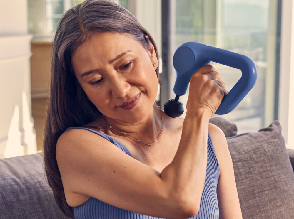 Masażer THERABODY Theragun Relief Granatowy trójkątny uchwyt wygodne dotarcie do trudnych miejsc trzy specjalistyczne końcówki standard ball dampener thumb idealnie dopasowanie do różnorodnych potrzeb szerokie grupy mięśniowe delikatne punkty spustowe ostsooswanie terapii do konkretnego obszaru ciała łagodzenie napięć i bólu