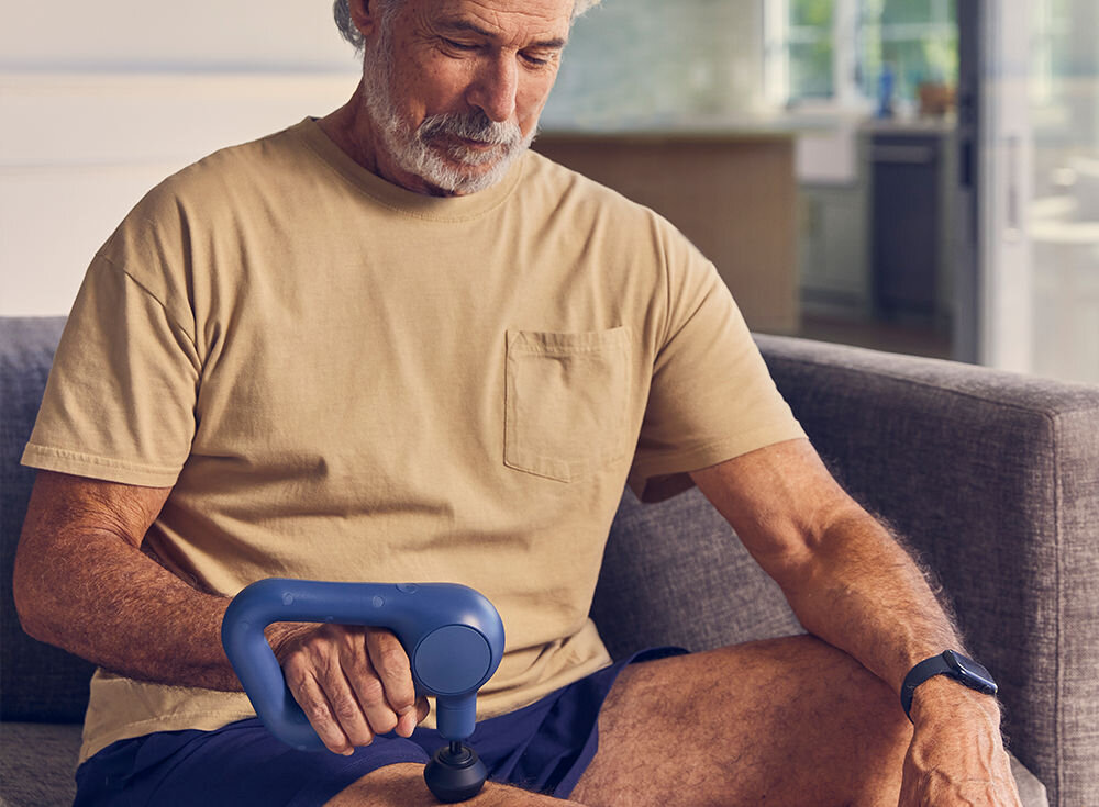 Masażer THERABODY Theragun Relief Granatowy zestaw elegancki  kolor trzy wymienne końcówki kebel do łądowania usb-c codzienna ulga skuteczne redukowanie dolegliwości bólowych napięć mięściowych uczucoia sztywności zachowanie aktywności i energii