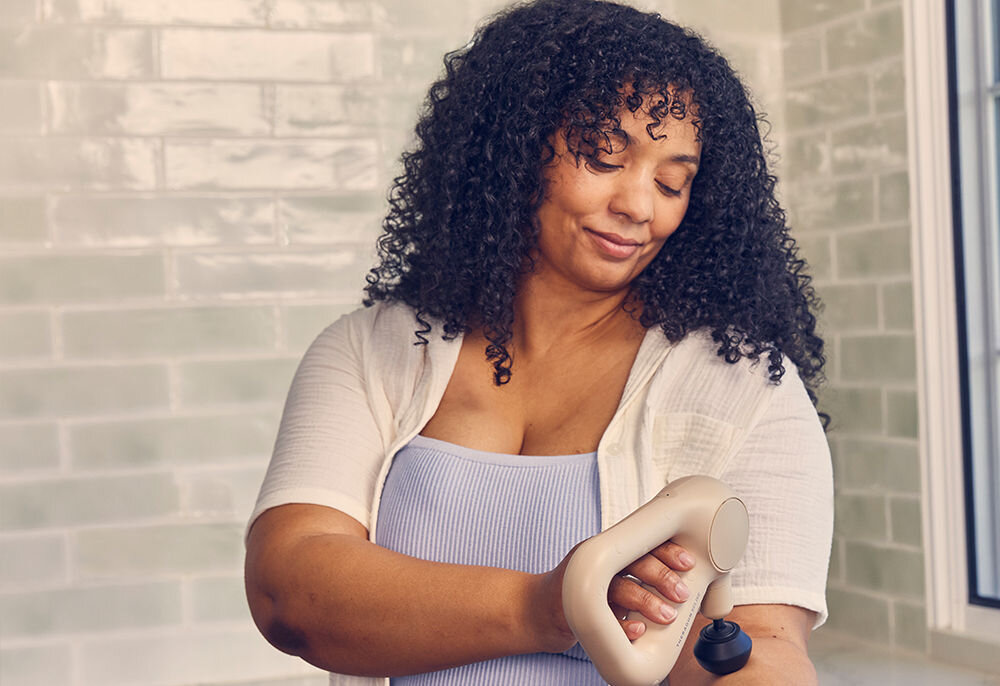 Masażer THERABODY Theragun Relief Beżowy codzienny masaż funkcjonalność praktyczna technologia perkusyjna ulga w bólach napięciach sztywność mięśniowa lekka prosta kontrukcja szybkie skuteczne rezultaty codzienne utrzymanie zdrowego samopoczucia