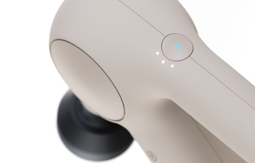 Masażer THERABODY Theragun Relief Beżowy terapia perkusyjna regulowana częstotliwośćw trzech stopniach dostosowanie intensywności amplituda pracy 10 mm komfortowy masaż efektywny łagodny intuicyjne sterowanie jeden przycisk prosta obsługa kompaktowa lekka konstrukcja wygodne korzystanie w różnych miejscach 