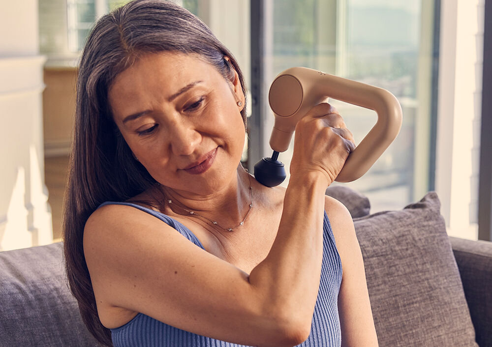 Masażer THERABODY Theragun Relief Beżowy zestaw elegancki beżowy kolor trzy wymienne końcówki kebel do łądowania usb-c codzienna ulga skuteczne redukowanie dolegliwości bólowych napięć mięściowych uczucoia sztywności zachowanie aktywności i energii 