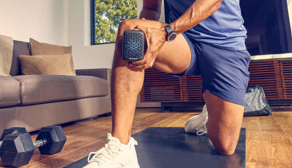 Masażer THERABODY Recoverytherm Cube TB03780-01 terapia ciepłem zimnem leczenie urazów łagodzenie bólu komapktowe urządzenie technologia wygoda korzystanie wszędzie gdzie potzrebujesz