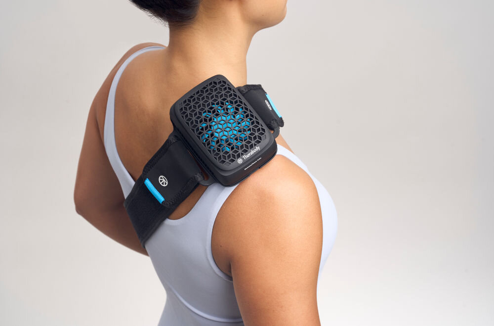 Masażer THERABODY Recoverytherm Cube TB03780-01 szerokie wszechstronne korzyści łagodzenie bólu mięśni stawów tkanek miękkich wspomaganie leczenie urazów i przeciążeń redukcja napięcia mięśniowego i sztywności stawów poprawa krążenia odżywienie tkanek wsparcie zdrowia i kondycji