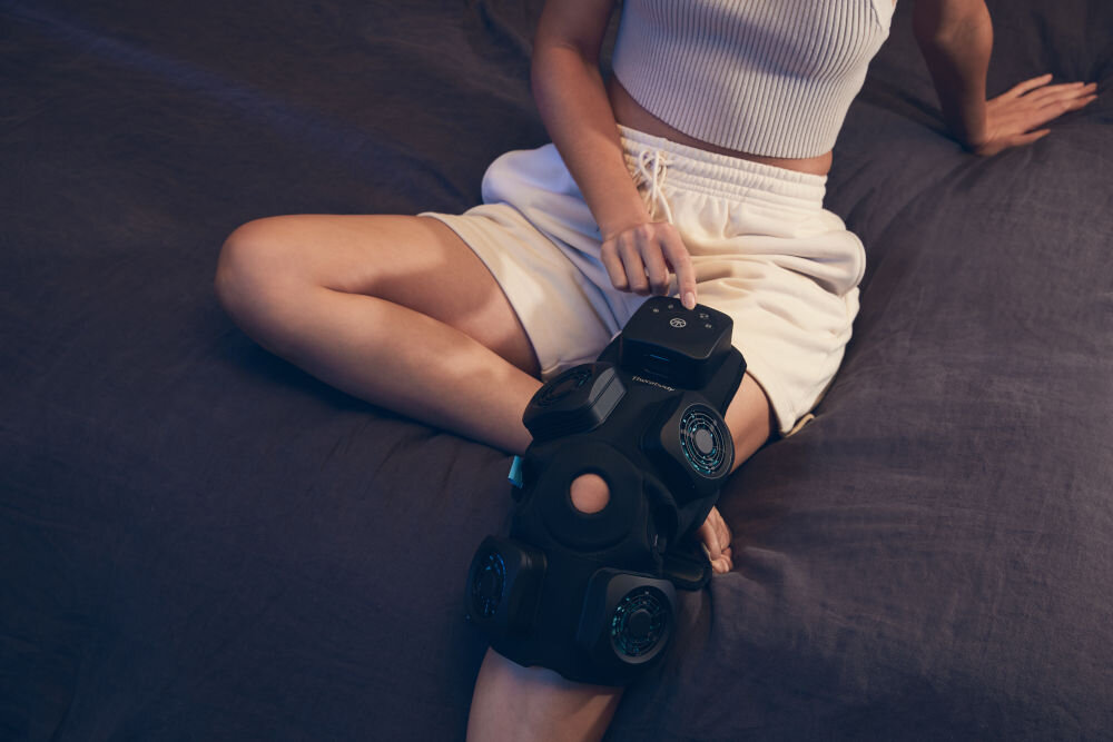 Masażer THERABODY Recoverytherm Hot & Cold Vibration Knee optymalizacja regeneracji i rehabilitacja stawu kolanowego terapia zimnem ciepłem wibracjami kompleksowe wsparcie skuteczniejsza bardziej efektywna terapia wygodna kompaktowa  forma trzy metodyw  jednym urzadzeniu lepsza jakość procesu rehabilitacji