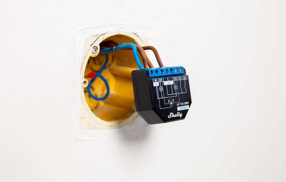 Inteligentny przełącznik SHELLY Plus 2PM funkcje bezpieczeństwa przed przegrzaniem ochrona przed wysokim napięciem zabezpieczenie nadprądowe wykrycie zagrożenie wyłączenie ochrona urzadzeń domu