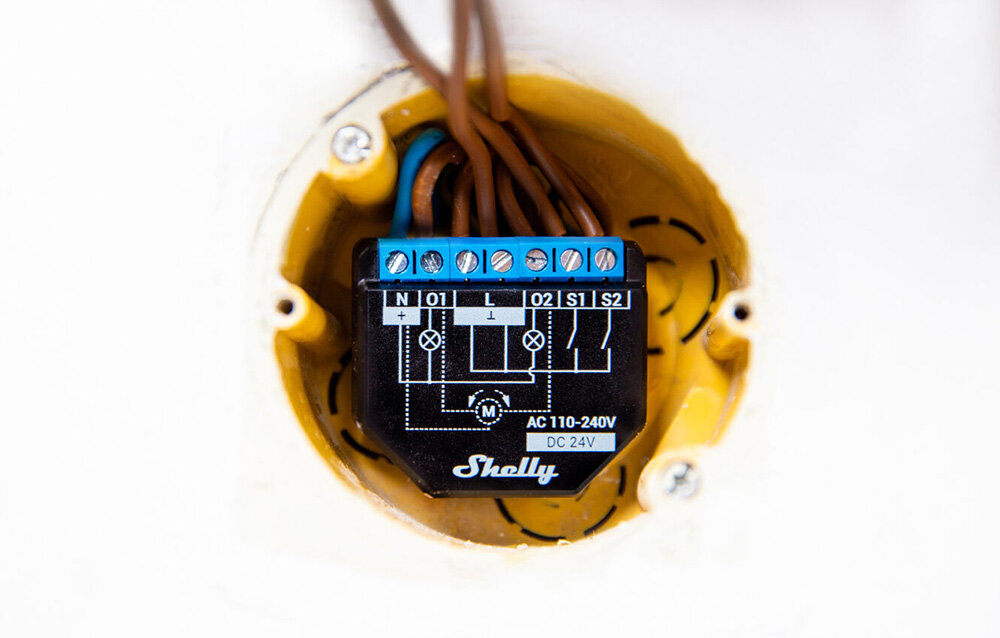 Inteligentny przełącznik SHELLY Plus 2PM zdalne sterowanie monitorowanie urzadzeń elektrycznych dowolne miejsce aplikacja smartfon tablet komputer PC włączyć wyłączyć harmonogram pracy