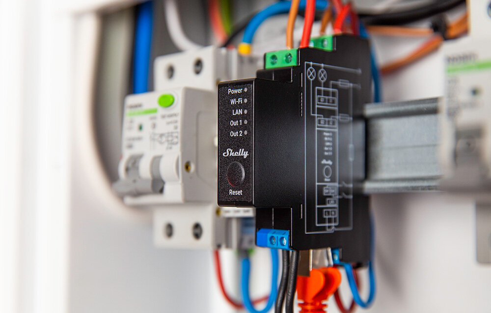 Przekaźnik SHELLY Pro 2PM, zasilanie, prąd, elektryka, obsługa, przekaźnik zamontowany do skrzynki elektrycznej