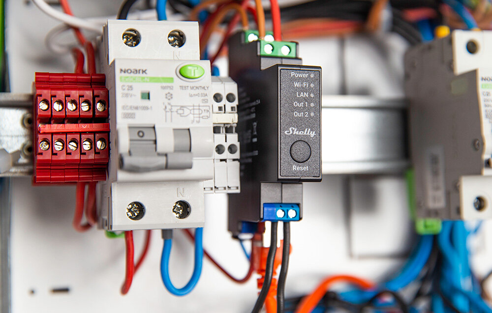 Przekaźnik SHELLY Pro 2PM, montaż, din, rozdzielcza, śrubowe, przekaźnik zamontowany do szyny DIN w skrzynce elektrycznej